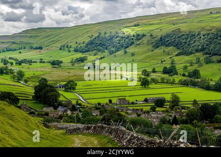 Vue sur Starbotton dans la vallée de la haute Wharfedale, dans le parc national de Yorkshire Dales, dans le nord-ouest du Yorkshire, le jour de septembre. Banque D'Images