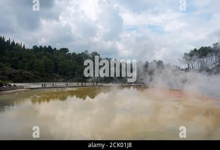 Vapeur provenant des piscines géothermiques de Wai-O-Tapu (eaux sacrées) Près de Rotorua en Nouvelle-Zélande Banque D'Images