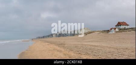 Plage déserte de Sint-Idesbald, Belgique. Banque D'Images