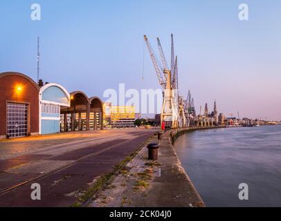 Grues historiques dans la vieille section du port d'Anvers. Banque D'Images