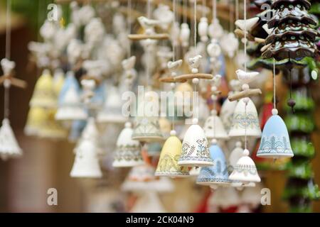 Cloches en céramique colorée et autres décorations vendues sur le marché de Noël à Riga, Lettonie. Banque D'Images