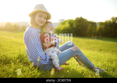 Jolie grande sœur admirant son petit frère. Adorable adolescente tenant son nouveau frère de garçon. Enfants avec une grande tranche d'âge. Grande différence d'âge entre Banque D'Images