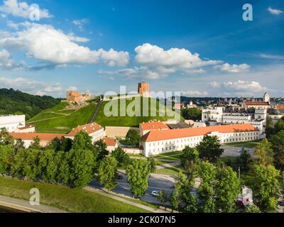 Vue aérienne de la tour Gediminas, la partie restante du château supérieur de Vilnius. Paysage de lever de soleil de la vieille ville de Vilnius, inscrite au patrimoine mondial de l'UNESCO Banque D'Images