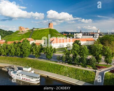 Vue aérienne de la tour Gediminas, la partie restante du château supérieur de Vilnius. Paysage de lever de soleil de la vieille ville de Vilnius, inscrite au patrimoine mondial de l'UNESCO Banque D'Images
