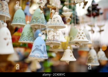 Cloches en céramique colorée et autres décorations vendues sur le marché de Noël à Riga, Lettonie. Banque D'Images