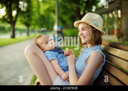 Jolie grande sœur admirant son petit frère. Adorable adolescente tenant son nouveau frère de garçon. Enfants avec une grande tranche d'âge. Grande différence d'âge entre Banque D'Images