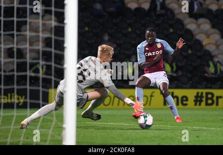 Keinan Davis, d'Aston Villa (à droite), marque le troisième but du match de sa partie lors du match de la Carabao Cup au Pirelli Stadium, Burton. Banque D'Images