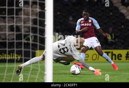 Keinan Davis, d'Aston Villa (à droite), marque le troisième but du match de sa partie lors du match de la Carabao Cup au Pirelli Stadium, Burton. Banque D'Images