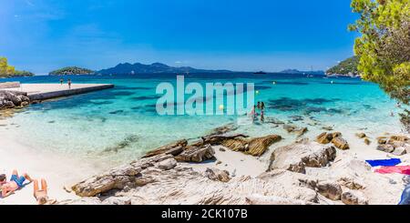 Platja de Formentor, Mallorca, Espagne - 20 juillet 2020: Personnes appréciant la plage populaire en été, Mallorca, Espagne. Banque D'Images