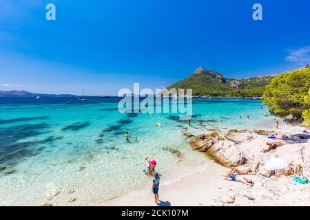 Platja de Formentor, Mallorca, Espagne - 20 juillet 2020: Personnes appréciant la plage populaire en été, Mallorca, Espagne. Banque D'Images