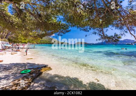 Platja de Formentor, Mallorca, Espagne - 20 juillet 2020: Personnes appréciant la plage populaire en été, Mallorca, Espagne. Banque D'Images