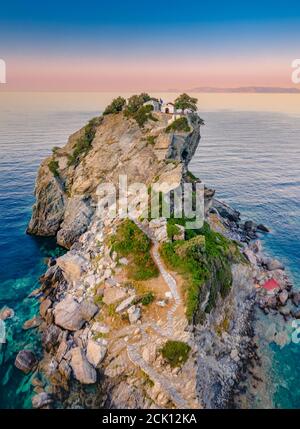 Vue aérienne de la célèbre petite église Agios Ioannis sur l'île de Skopelos, Grèce. Banque D'Images