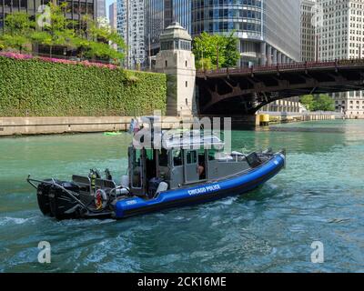 Bateau de patrouille de l'unité marine de la police de Chicago naviguant sur la rivière Chicago. Banque D'Images