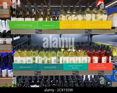 Orlando,FL/USA -8/6/20: L'allée des vins avec la marque Wincking Owl dans un magasin d'alimentation Aldi à Orlando, en Floride. Banque D'Images