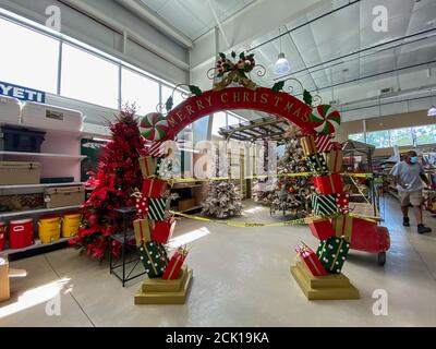 Orlando,FL/USA-9/5/20: Un décor de Noël est construit dans un magasin de détail Ace Hardware à Orlando, en Floride. Banque D'Images