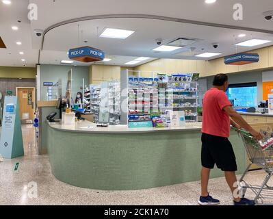 Orlando,FL/USA-9/13/20: Le comptoir de pharmacie d'une épicerie Publix à Orlando, Floride. Banque D'Images