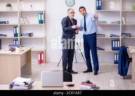 Deux employés dans l'environnement de bureau Banque D'Images