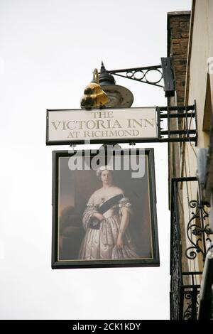 Londres, Royaume-Uni - 16 septembre 2012 : l'affiche de pub anglais, public House, connu sous le nom de pub, est le point central de la communauté. Pub affaires, maintenant environ 53,500 pubs au Royaume-Uni, Banque D'Images