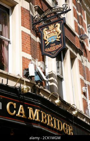 Londres, Royaume-Uni - 15 avril 2012 : l'affiche de pub anglais, public House, connu sous le nom de pub, est le point central de la communauté. Pub affaires, maintenant environ 53,500 pubs au Royaume-Uni, a Banque D'Images