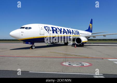 Boeing 737 - 800 de Ryanair à l'aéroport Modlin de Varsovie, Pologne Banque D'Images