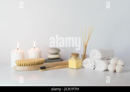 Accessoires de bain et de bain avec une copie de l'espace sur fond blanc Banque D'Images