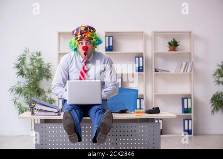 Clown employé drôle travaillant dans la salle de bureau Banque D'Images