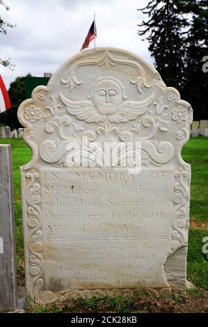 Pierre tombale du XVIIIe siècle avec une silhouette ailées sculptée par Zorobabel Collins Dans Old Bennington Cemetery.Bennington.Vermont.USA Banque D'Images