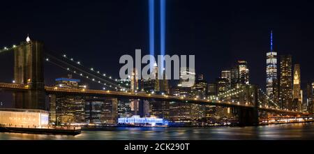 9/11 hommage à la lumière. Le pont de Brooklyn et Lower Manhattan illuminés la nuit. Vue depuis main Street Park. Banque D'Images