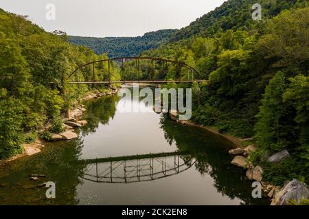 Vue aérienne de 1912 truss métalliques historiques pont Jenkinsburg près Mt Nebo et Morgantown au-dessus de la rivière Cheat Banque D'Images