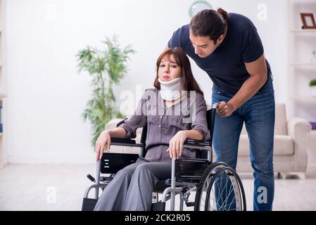 Femme et mari handicapés à la maison Banque D'Images