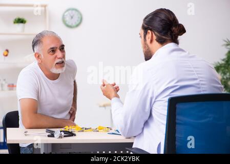 Patient souffrant du diabète médecin traitant Banque D'Images