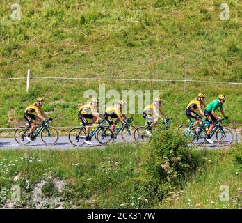 Col de la Madeleine, France - 24 août 2020 : équipe Jumbo-Visma avec Primoz Roglic dans le Jersey jaune et Wout van Aert dans le Jersey vert escalade de la roa Banque D'Images