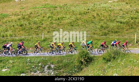 Col de la Madeleine, France - 24 août 2020 : un groupe de cyclistes dont Primoz Roglic dans le Jersey jaune et Wout van Aert dans le Jersey vert escalade Banque D'Images