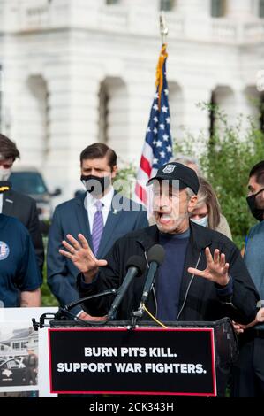 Le comédien Jon Stewart, fait des remarques lors d'une conférence de presse sur la législation visant à aider les vétérans exposés aux foyers de brûlures, devant le Capitole des États-Unis à Washington, DC., le mardi 15 septembre 2020. Crédit : Rod Lamkey/CNP | utilisation dans le monde entier Banque D'Images