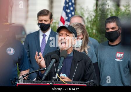 Le comédien Jon Stewart, fait des remarques lors d'une conférence de presse sur la législation visant à aider les vétérans exposés aux foyers de brûlures, devant le Capitole des États-Unis à Washington, DC., le mardi 15 septembre 2020. Crédit : Rod Lamkey/CNP | utilisation dans le monde entier Banque D'Images