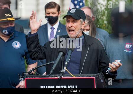 Le comédien Jon Stewart, fait des remarques lors d'une conférence de presse sur la législation visant à aider les vétérans exposés aux foyers de brûlures, devant le Capitole des États-Unis à Washington, DC., le mardi 15 septembre 2020. Crédit : Rod Lamkey/CNP | utilisation dans le monde entier Banque D'Images