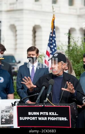 Le comédien Jon Stewart, fait des remarques lors d'une conférence de presse sur la législation visant à aider les vétérans exposés aux foyers de brûlures, devant le Capitole des États-Unis à Washington, DC., le mardi 15 septembre 2020. Crédit : Rod Lamkey/CNP/MediaPunch Banque D'Images