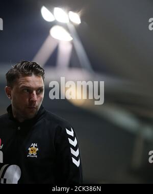 Newport, Royaume-Uni. 15 septembre 2020. Mark Bonner, le directeur de Cambridge Utd, regarde. Carabao Cup EFL Cup 2nd round Match, Newport County v Cambridge Utd au Rodney Parade de Newport, pays de Galles, le mardi 15 septembre 2020. Cette image ne peut être utilisée qu'à des fins éditoriales. Utilisation éditoriale uniquement, licence requise pour une utilisation commerciale. Aucune utilisation dans les Paris, les jeux ou les publications d'un seul club/ligue/joueur. photo par Andrew Orchard/Andrew Orchard sports Photography/Alamy Live News crédit: Andrew Orchard sports Photography/Alamy Live News Banque D'Images