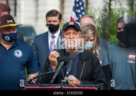 Le comédien Jon Stewart, fait des remarques lors d'une conférence de presse sur la législation visant à aider les vétérans exposés aux foyers de brûlures, devant le Capitole des États-Unis à Washington, DC., le mardi 15 septembre 2020. Crédit : Rod Lamkey/CNP/MediaPunch Banque D'Images