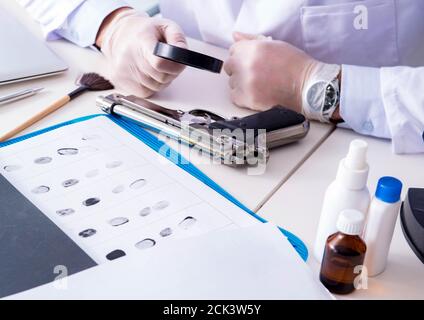 La criminologue chemist looking at police preuve du crime Banque D'Images