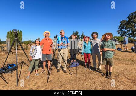 Touristes regardant l'éclipse solaire de 2017 près d'Independence Oregon, États-Unis. Banque D'Images