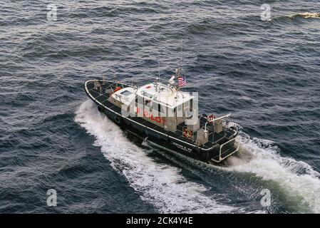 Los Angeles, USA - 20 avril 2008 : port de San Pedro. Gros plan de petit mais rapide noir-blanc bateau pilote, nommé Stephen M. White, sur l'eau bleu foncé avec Banque D'Images