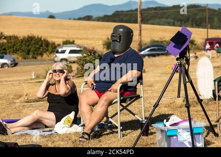 Touristes regardant l'éclipse solaire d'août 21,2017 près de l'indépendance Oregon, États-Unis. Banque D'Images