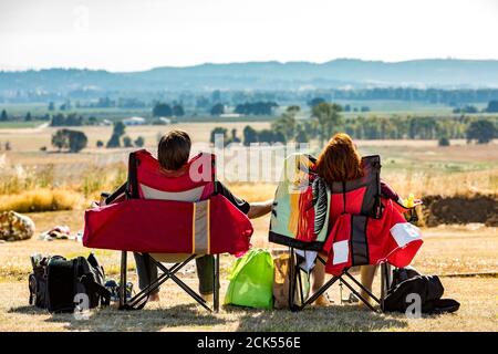 Touristes regardant l'éclipse solaire d'août 21,2017 près de l'indépendance Oregon, États-Unis. Banque D'Images