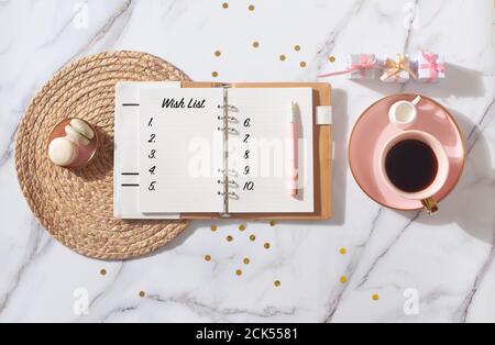 Composition Flat Lay avec décoration du nouvel an, livre de 2021 carnets avec liste de souhaits et tasse à café Banque D'Images