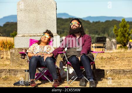 Touristes regardant l'éclipse solaire d'août 21,2017 près de l'indépendance Oregon, États-Unis. Banque D'Images