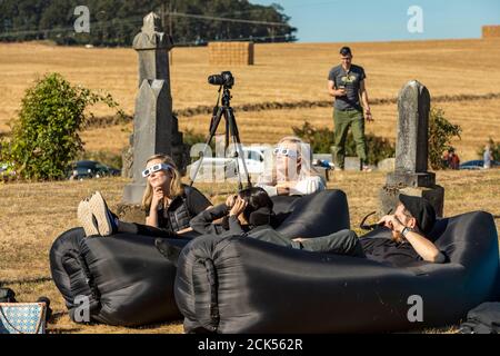 Touristes regardant l'éclipse solaire d'août 21,2017 près de l'indépendance Oregon, États-Unis. Banque D'Images