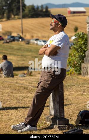 Touristes regardant l'éclipse solaire d'août 21,2017 près de l'indépendance Oregon, États-Unis. Banque D'Images