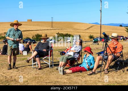 Touristes regardant l'éclipse solaire d'août 21,2017 près de l'indépendance Oregon, États-Unis. Banque D'Images