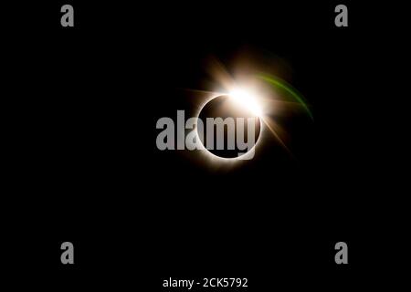 La couronne du soleil enveloppe la lune dans cette éclipse solaire presque totale vue de l'Oregon, États-Unis. Banque D'Images